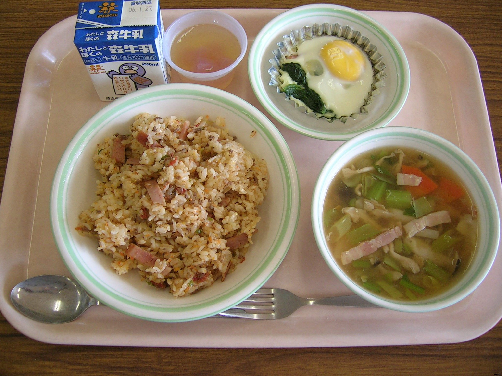 日本小学生的午餐是多变的,尽可能的让孩子们摄取更多的营养