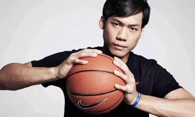 原创大帽科比晃倒郭艾伦中国后卫也就他做到过