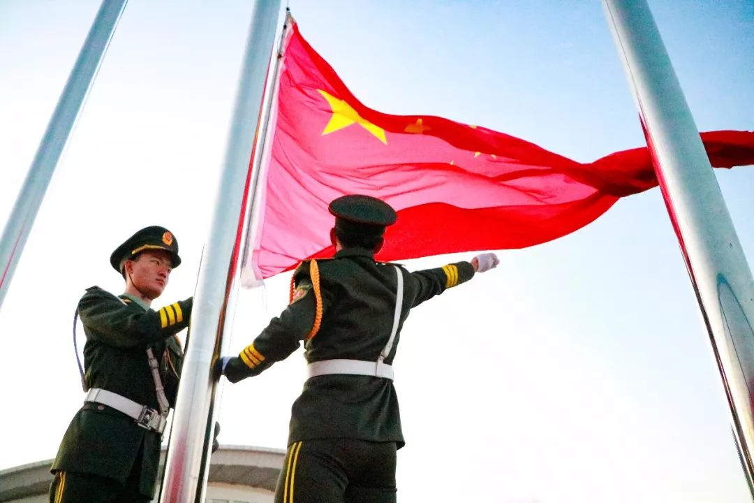 升旗仪式升朝阳之旗燃青春之我