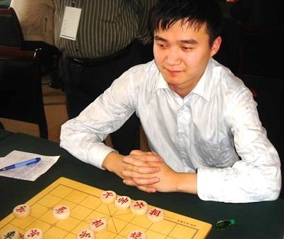 象棋大师变身路边摊草帽哥以棋会友传承象棋真谛