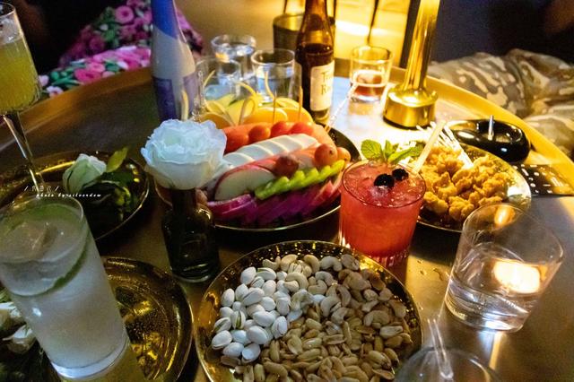 小吃,但分量足够大,一份水果拼盘,水果都超甜,一份见过,一份鸡米花,2