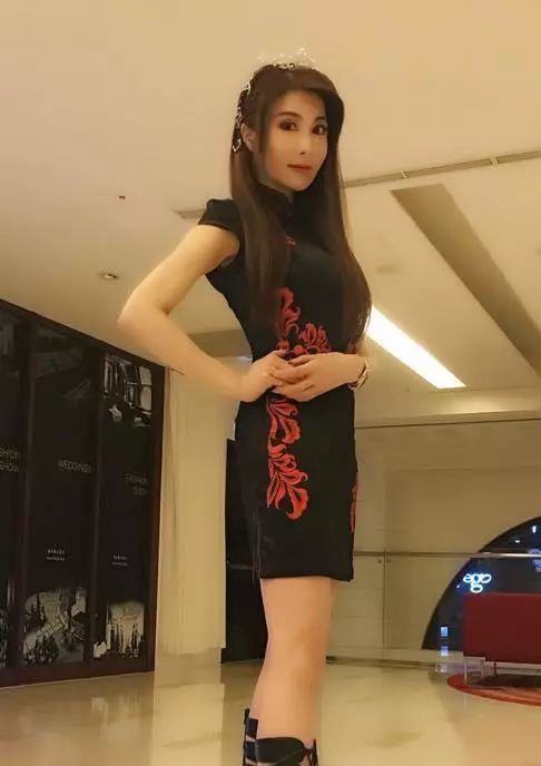 50岁杨丽菁风韵依旧穿旗袍性感又风情霸王花还那么少女