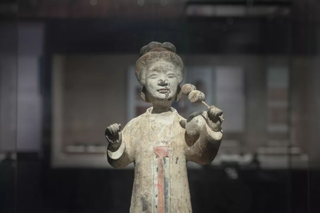 成都龙泉驿区赵廷隐墓出土后蜀(934-965年)彩绘陶击鸡娄鞉牢俑有"