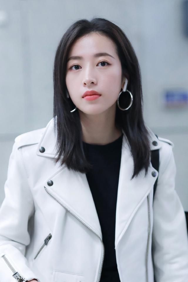 演员周雨彤身高1米67,纤细的身材,加上修身穿搭,带来的是简约知性的
