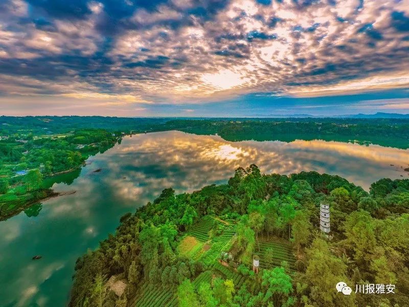 朝霞破暝,↓↓↓在名山区百丈湖万道霞光如期而至,早晨,早起的鸟儿有
