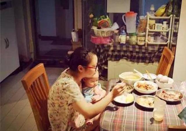 原创酒席上妈妈抱孩子吃饭,小家伙不吵不闹,网友:这是什么神仙孩子