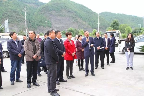 市人社局局长匡顺华,区委副书记,区长伏玉琼,区人大常委会主任梁黎,区
