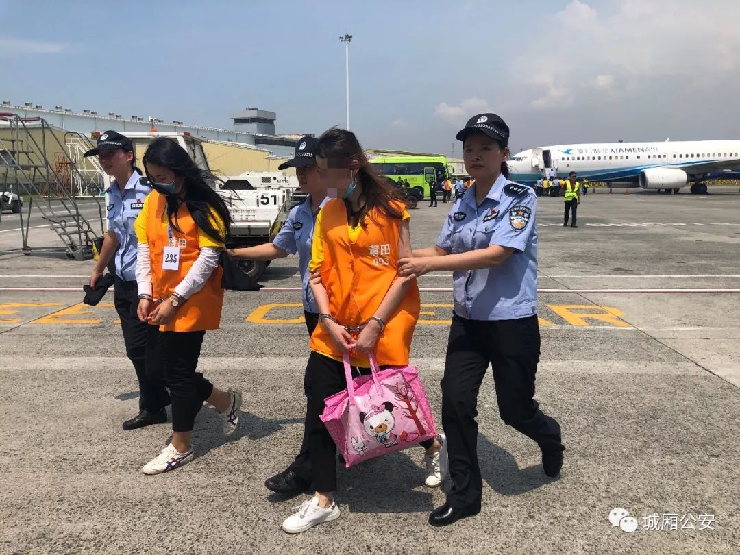 安溪城厢警方摧毁一个电信网络诈骗团伙39名犯罪嫌疑人被押回