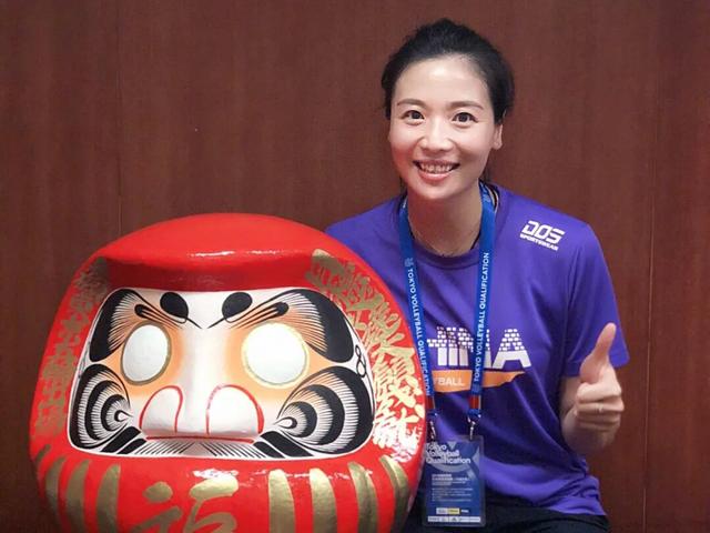 是中国女排最帅的幕后英雄,妻子是前美女队长,网传娇妻已怀孕_袁灵犀