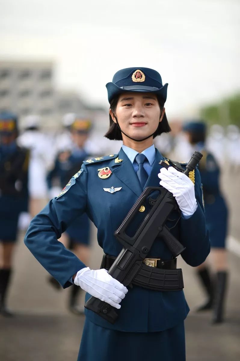 海军浪花白,空军天空蓝,火箭军藏青黄,武警橄榄绿,中国女兵身着春秋裙