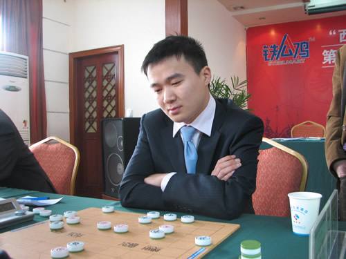 象棋大师变身路边摊草帽哥以棋会友传承象棋真谛