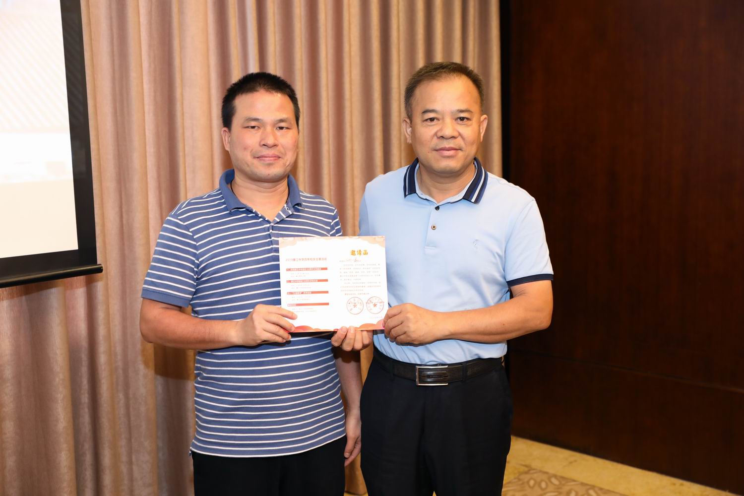 廉江中学张旭校长向广大廉中校友发出了百年校庆邀请函