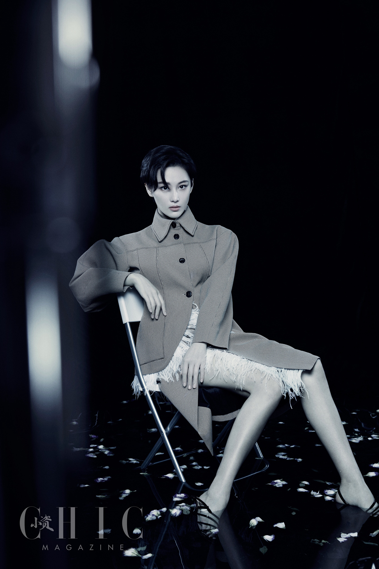 张馨予封面大片宛若精灵 水中倒影尽显别样优雅