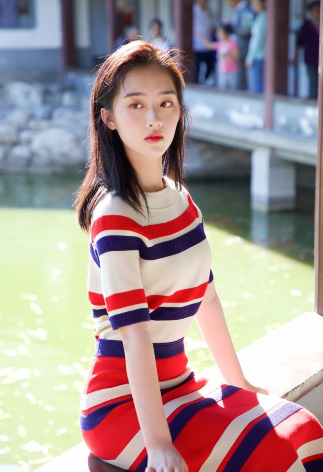 邓恩熙真厉害,才14岁就懂用薄纱裙秀身材,不了脚上鞋更吸睛!