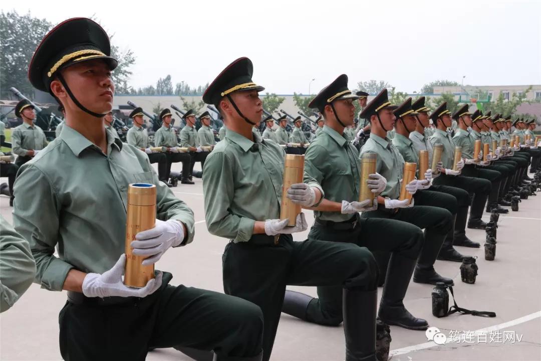 筠连骄傲这位22岁的帅小伙在国庆70周年阅兵仪式上鸣放礼炮