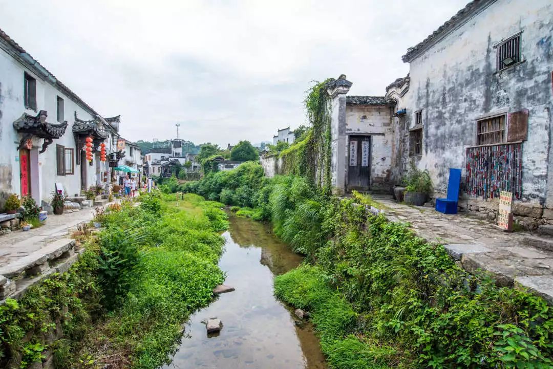 现在的查济依然保存着以前的景象高高的马头墙,青石的街道在繁华的