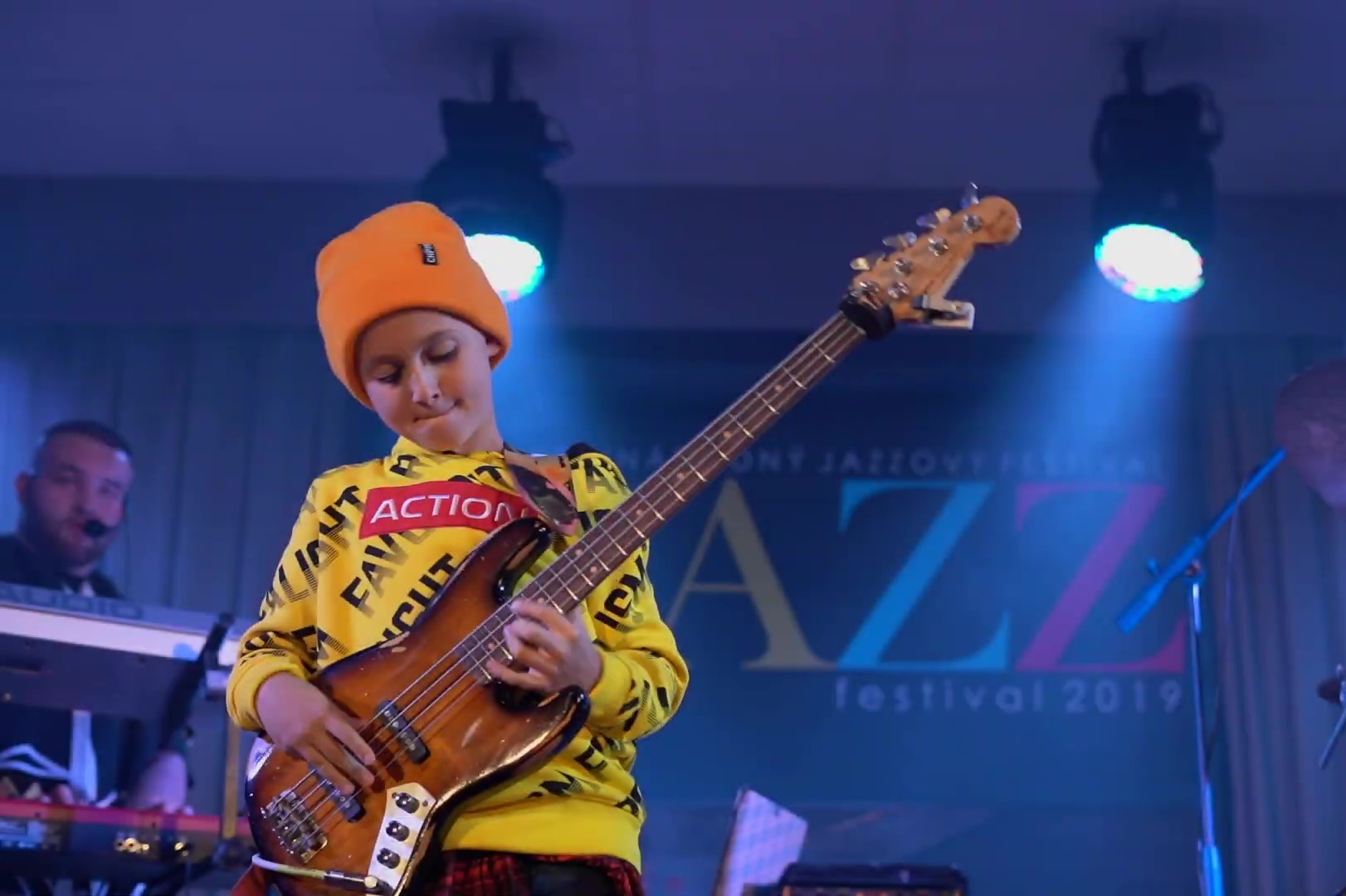 贝斯小神童舞台小试帅呆了