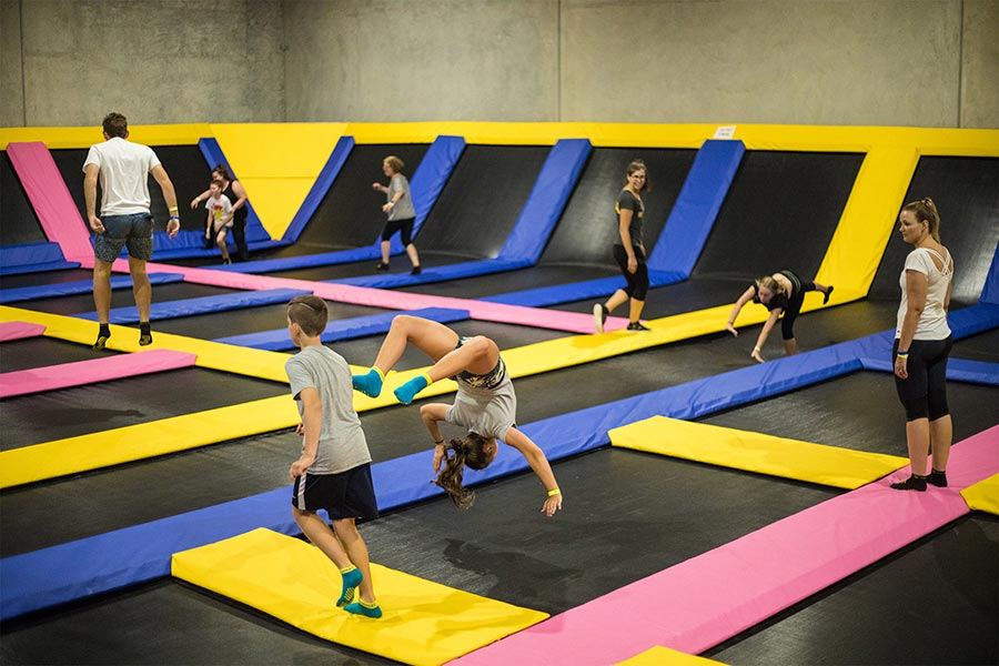 蹦床是最适合小朋友的"极限运动",锻炼他的这8个品质_孩子