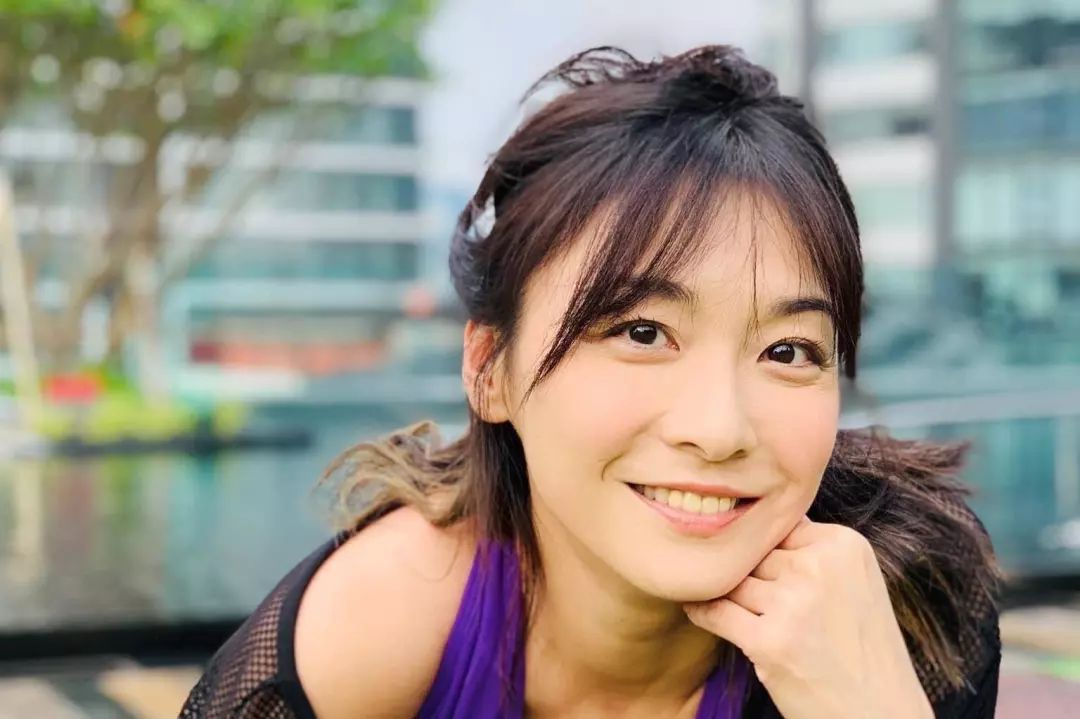 台湾第一古装美女变性感女郎,深v黑纱尺度大,变老后脸宽像男人_江祖平