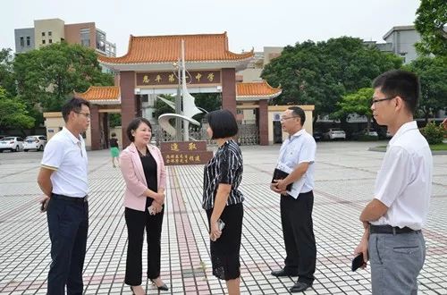 校史展览馆,录播室,禁毒展览馆,运动场等场室察看,听取了孔素华副校长