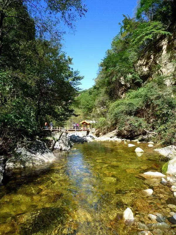 少華山景區中的石門峽是景區特色之一,區內池潭遍佈,星羅層疊.