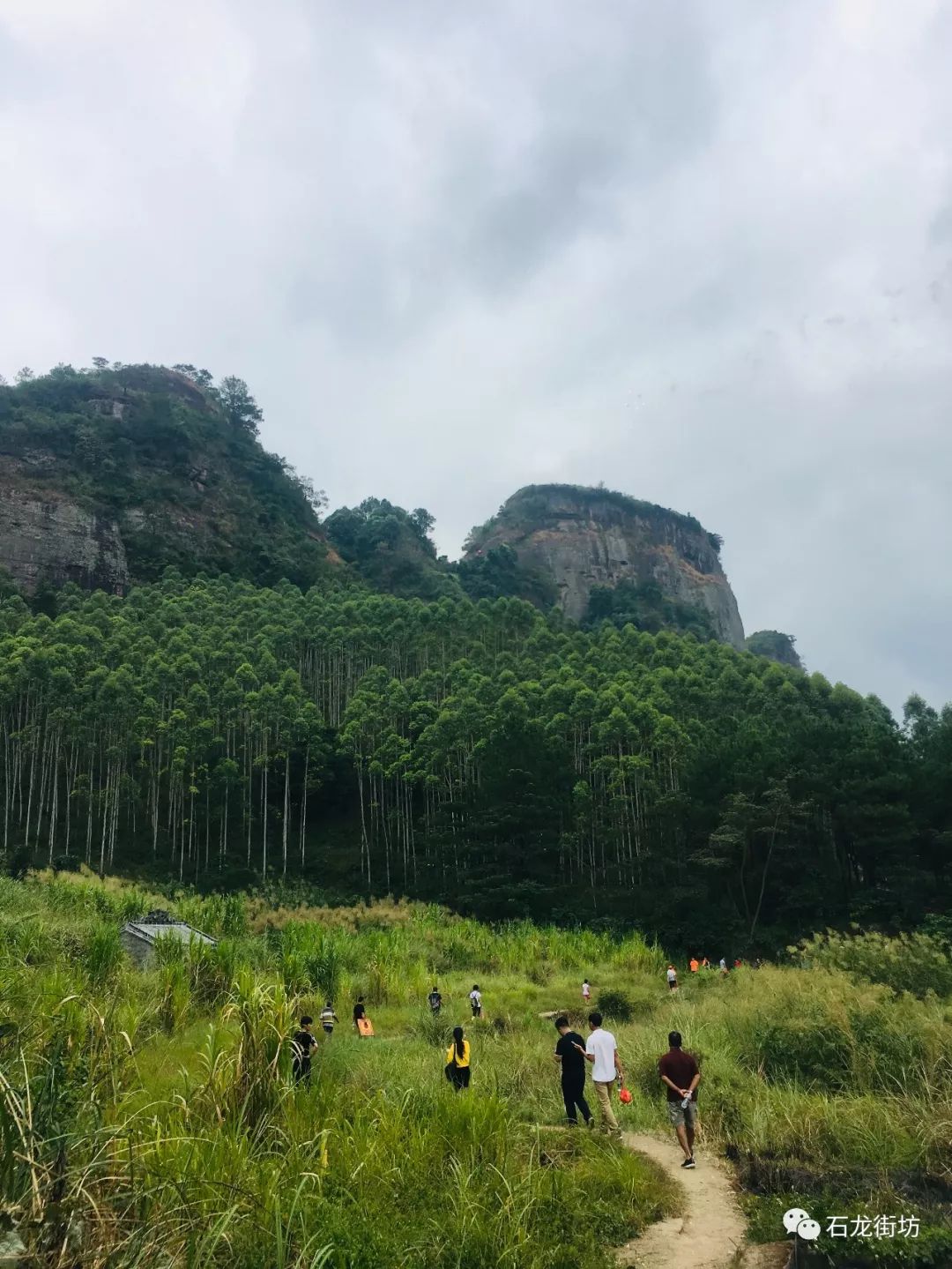 石龙潘氏代表前往青峰山参加重阳登高祭祖活动