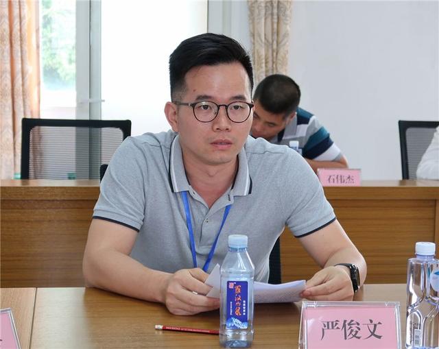 (严俊文代表发言)(区人大常委会教科文卫工委主任夏友华发言)黄聪华