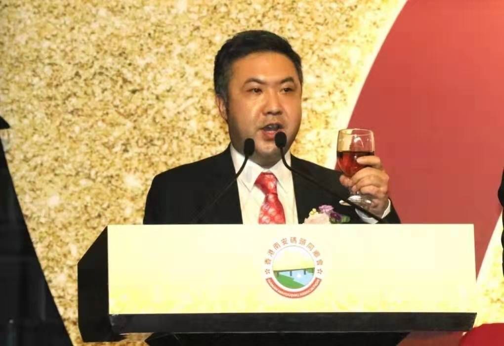 首任理事长吴天渊先生致感谢词首届会长戴锦文先生代表居港三万多码头