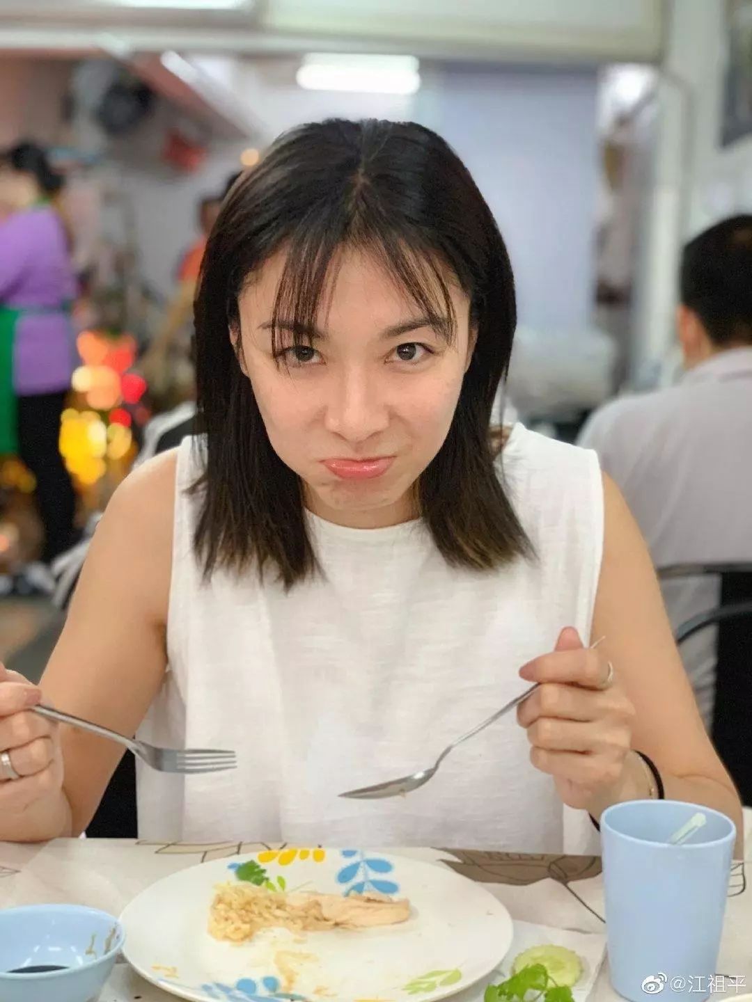 台湾第一古装美女变性感女郎,深v黑纱尺度大,变老后脸宽像男人_江祖平