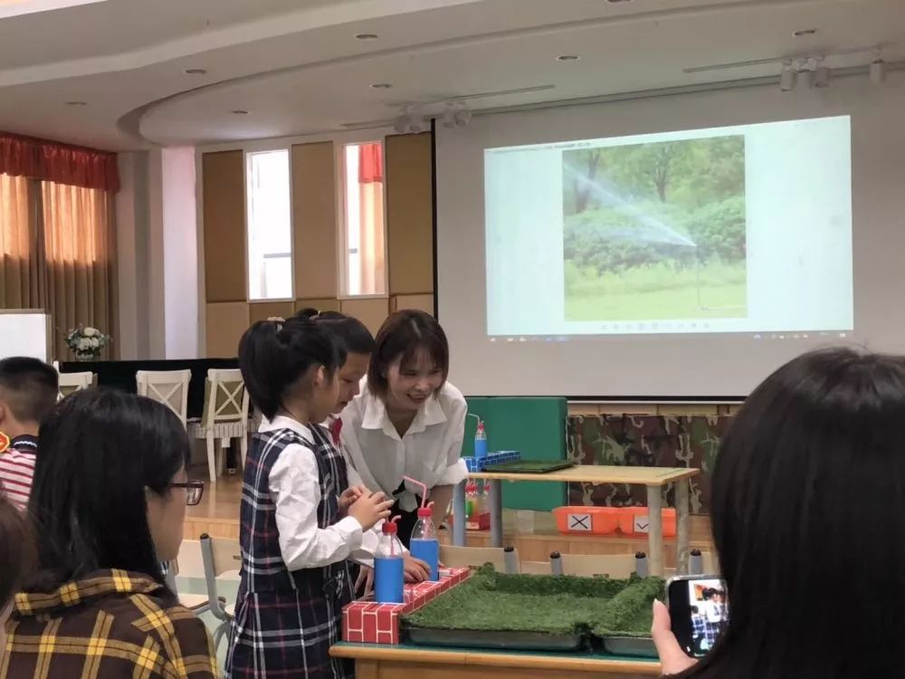 第一节是由鄞州区雍城世家幼儿园王翔老师带来的大班科学活动《吸管