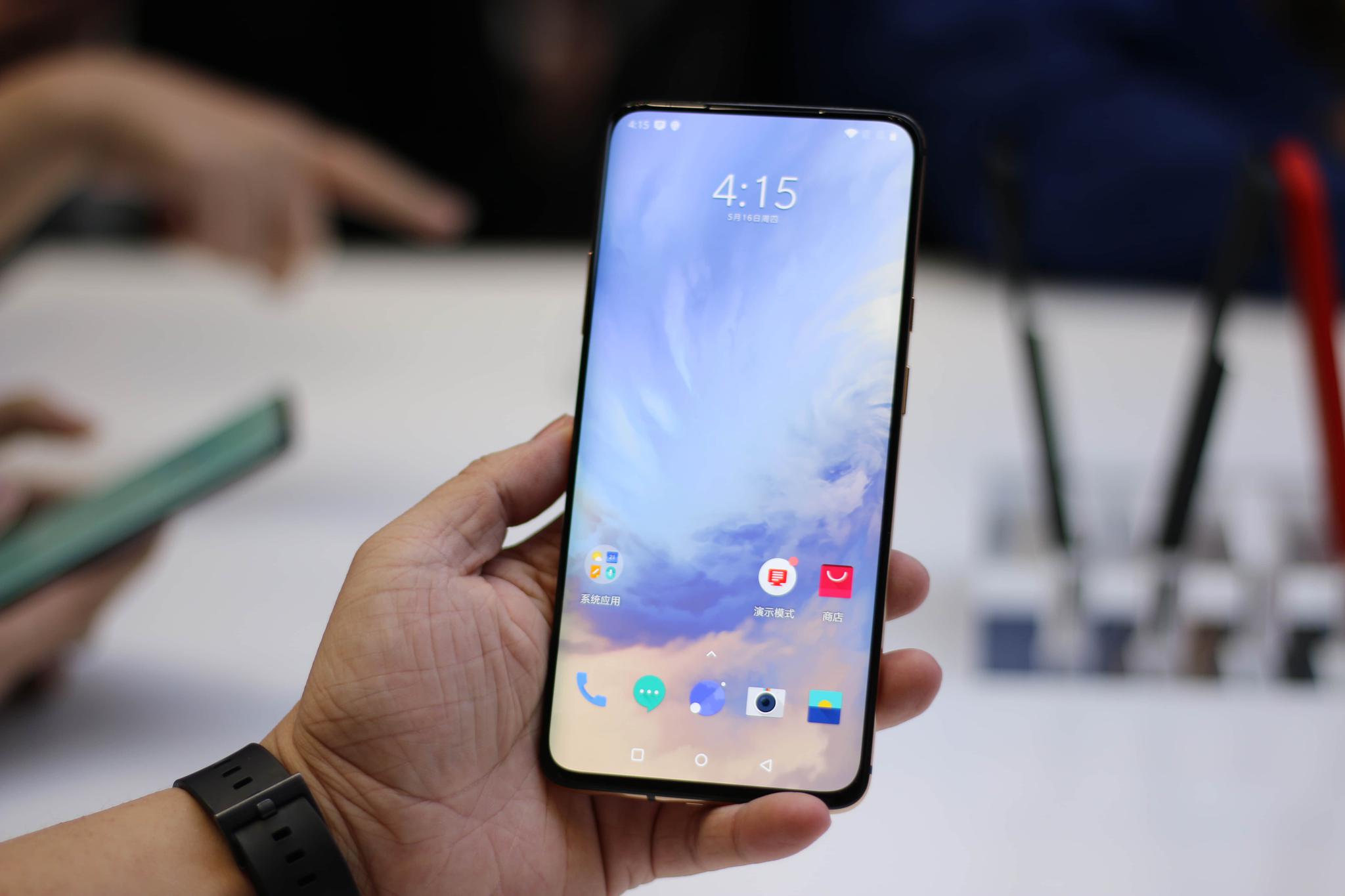 一加7t全系发布/开箱上手:流体屏究竟为何物?_pro