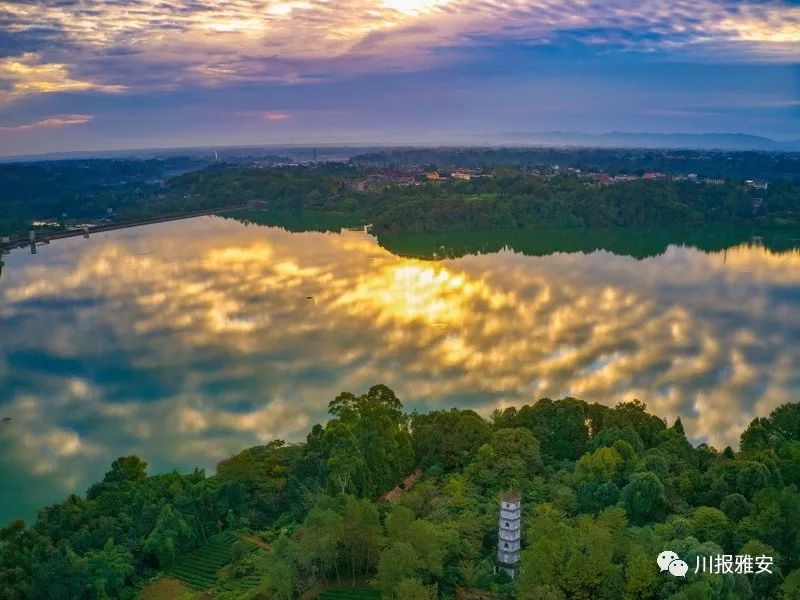 彩霞满天晴空下的百丈湖美呆了