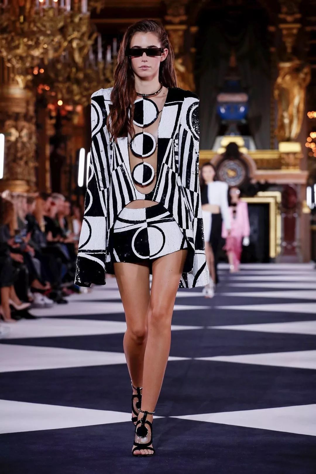 balmain2020春夏大秀先锋的几何图形黑白条纹解构设计