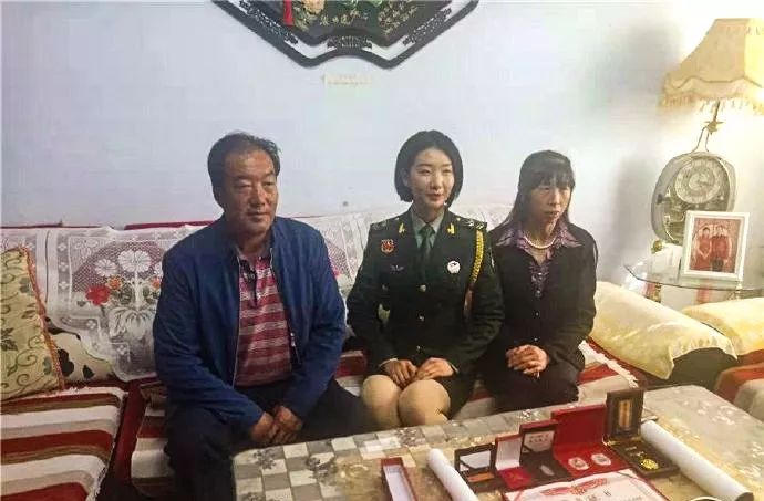 从电视上看到自己的女儿尹晶蕊英姿飒爽地出现在女兵方阵接受检阅