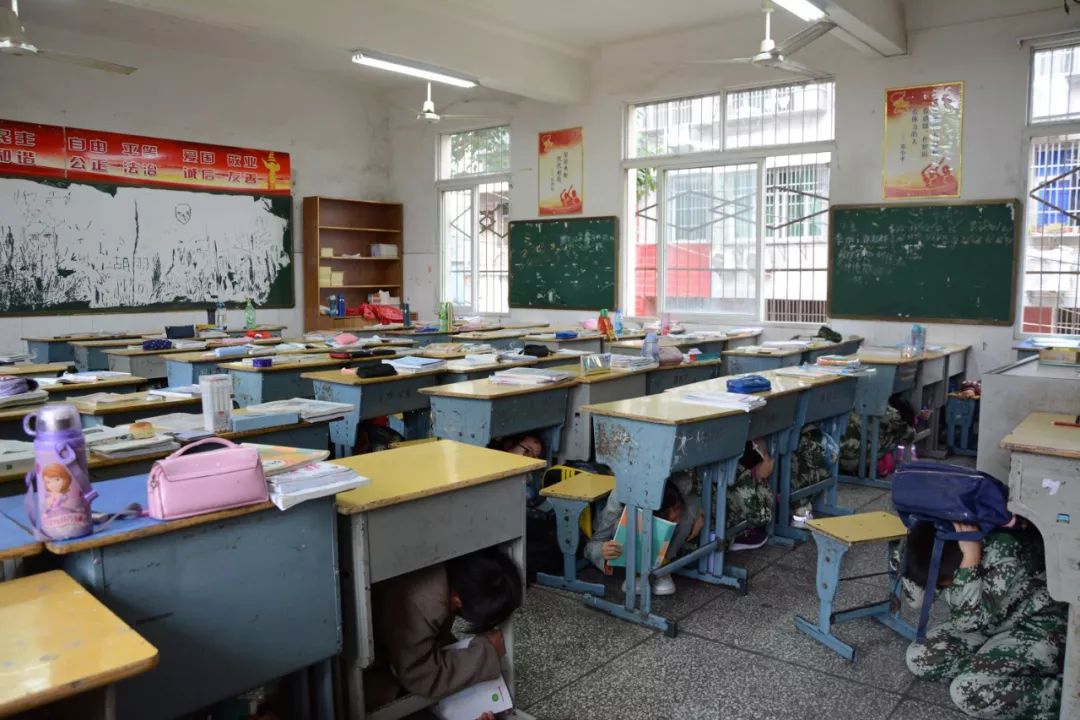 黄州区举行防灾减灾宣传演练活动_东门小学