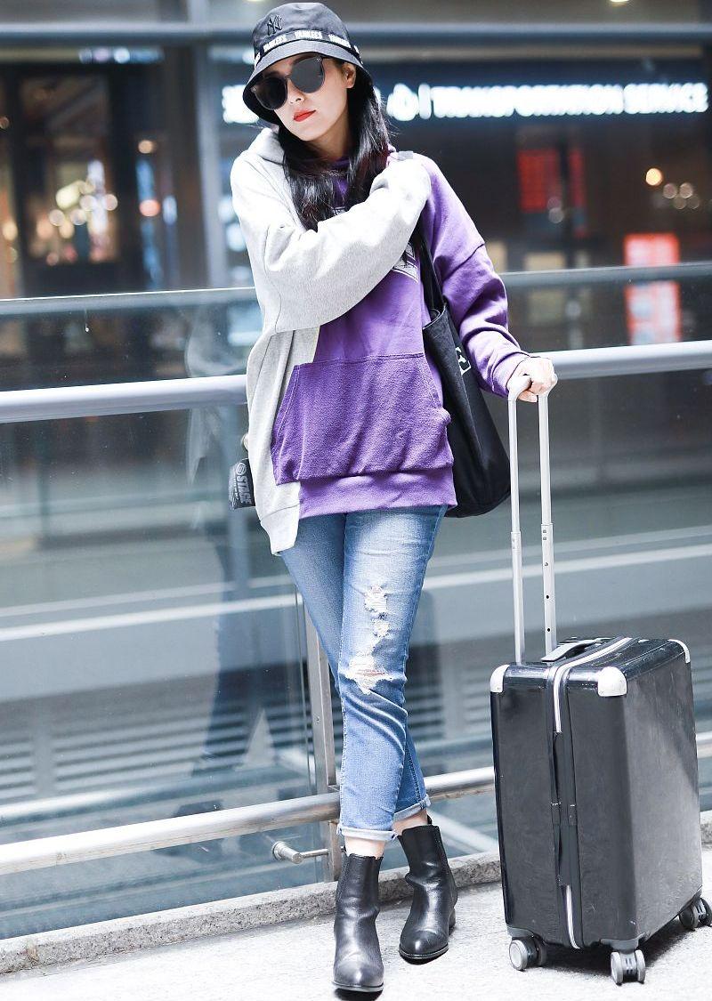 43岁曾黎不愧为中戏女神,拼色卫衣青春活力,自推行李好亲切_牛仔裤