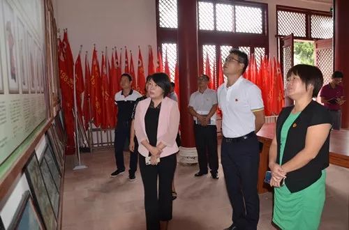 校史展览馆,录播室,禁毒展览馆,运动场等场室察看,听取了孔素华副校长