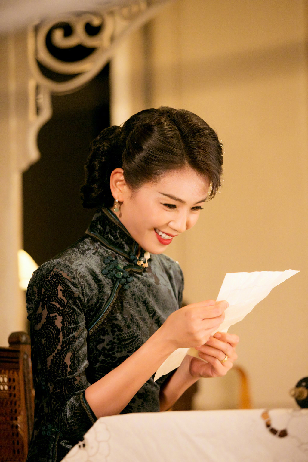 原创刘涛与胡歌同框拍大片穿旗袍复古典雅浓郁氛围画面感太赞