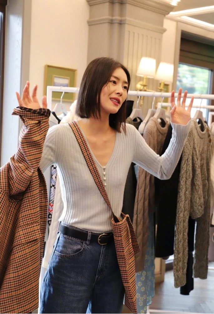 原创刘雯终于不低调穿绿色外套搭蓝白t恤高级明艳穿出无尽高级感