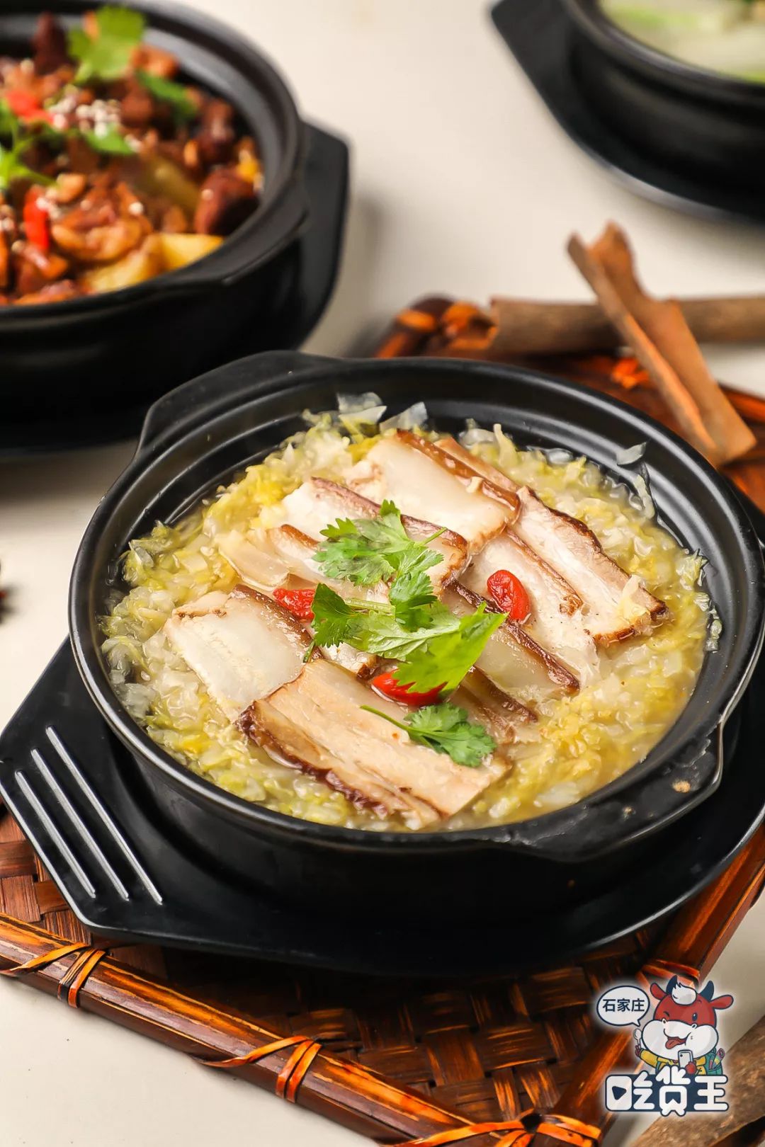 砂锅酸菜汆白肉带鱼都是精选的大块中段.