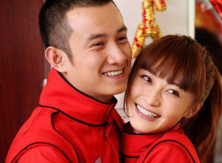 原创姚笛现身高铁站将探班文章?未婚夫消失匿迹,网友期待二人在一起