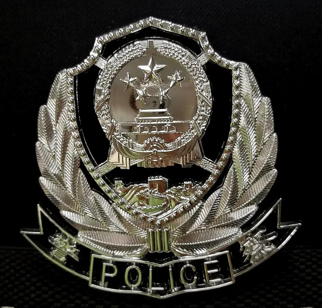 九九式帽徽上嵌警察和拼音字母jingcha