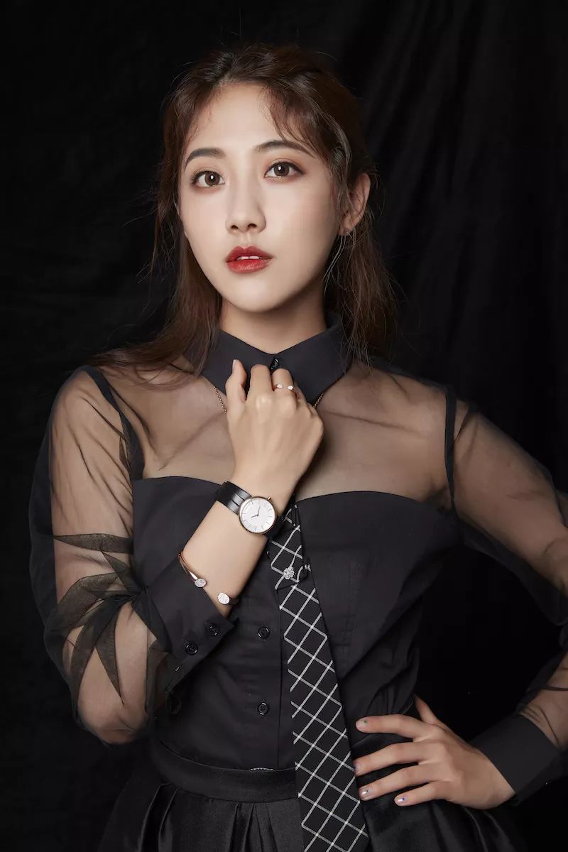 与李艺彤和snh48-莫寒开启一场时间蜕变之旅.