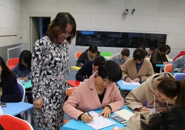 書法工作室經典傳承翰墨育人包鋼實驗二小教師鋼筆字規範化評定進行時