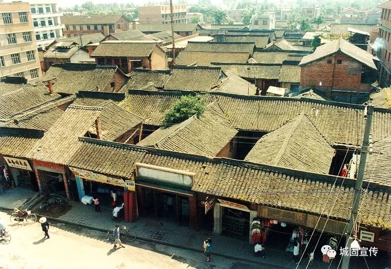 老城区一角2000年燎原十字2003年,城固县朝阳路周边建设2011年城固县