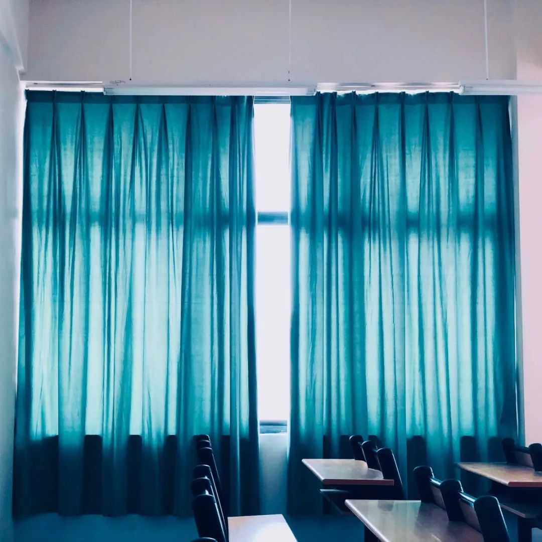 凭领取单到北教学楼东面架空层领取公寓用品