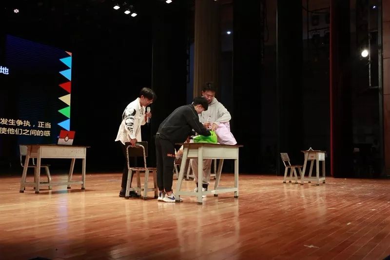 晚会由12个精心编排的节目组成,在舞艺社表演的舞蹈《芳华》中拉开