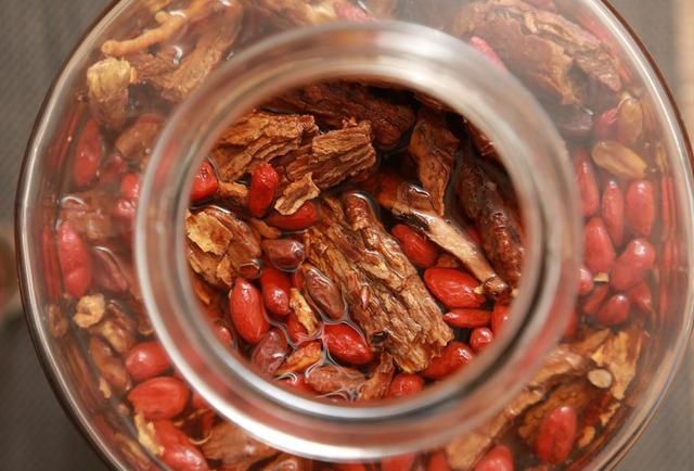 枸杞生地黄泡酒有什么功效养肝明目滋阴补肾