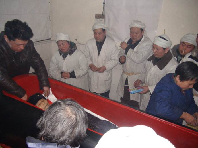 农村丧葬习俗入敛仪式就是指为死者穿衣服