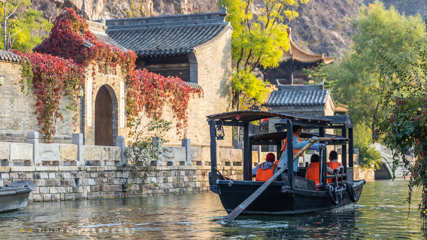 "这一次赴约古北水镇,使用了无人机航拍,乘坐全程游船,深